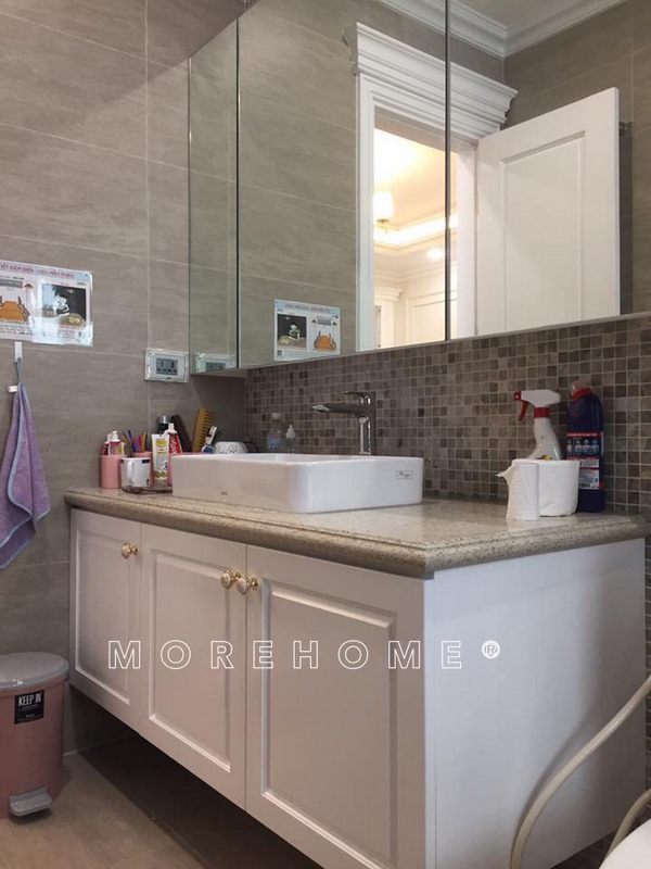 Hình ảnh thi công bàn đá lavabo và tủ gỗ lavabo thực tế tại không gian nội thất phòng tắm phòng vệ sinh ở biệt thự Ecopark Hưng Yên
