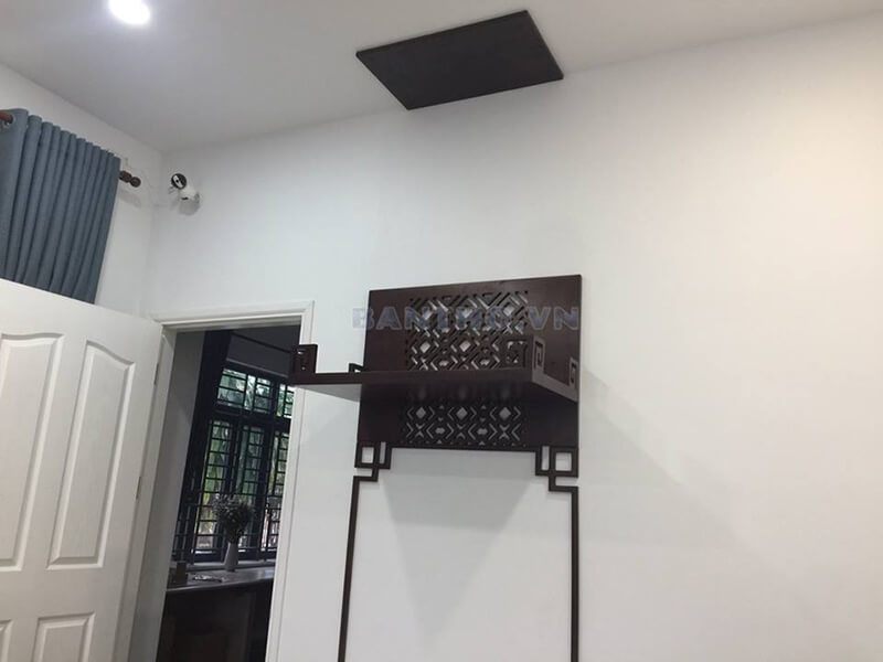 Mẫu bàn thờ chung cư đẹp màu nâu trầm với đường nét hoa văn tinh tế, nhỏ gọn.