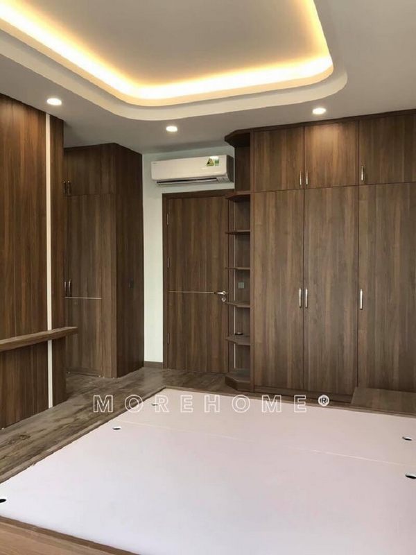 Chiêm ngưỡng mẫu tủ quần áo gỗ óc chó màu nâu trầm sang chảnh với những đường vân tinh tế được nhiều gia chủ yêu thích và đặt sản xuất tại MoreHome